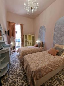 1 dormitorio con 2 camas y lámpara de araña en Piso 90 m2, centro Alicante (C&D), en Alicante