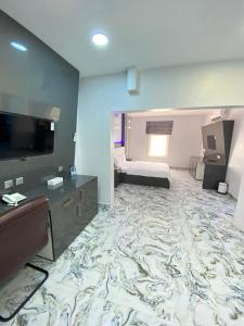 um quarto grande com uma cama e um grande piso alcatifado em Marina em Soar