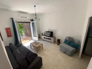 ein Wohnzimmer mit einem Sofa und einem Tisch in der Unterkunft Magnifique et paisible T2 in Marseille