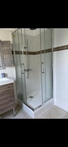 um chuveiro com uma caixa de vidro na casa de banho em Magnifique et paisible T2 em Marselha