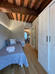 Schlafzimmer mit einem Bett und Holzboden in der Unterkunft CASA DI ELENA in Montalcino