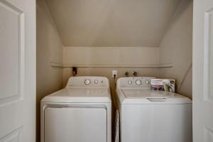 uma lavandaria com duas lavagens e uma máquina de lavar e secar roupa em 420hottubgames-10 Min To Downtown em Arvada