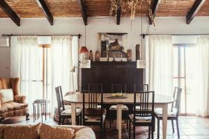 comedor con mesa y sillas en Casa Dehesa de las yeguas, en Cádiz