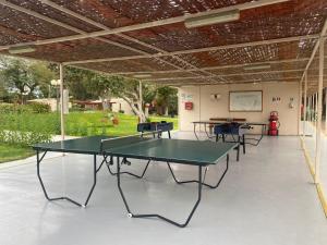 una mesa de ping pong en un pabellón con dos mesas en Cabañas Azapa - Caja Los Andes en Arica