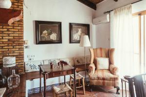 Habitación con escritorio, silla y lámpara. en Casa Dehesa de las yeguas, en Cádiz