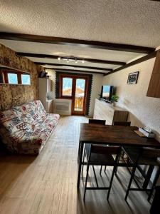 a living room with a table and a couch at Studio au pied des pistes in Châtel