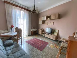 ein Wohnzimmer mit einem Sofa und einem Tisch in der Unterkunft La Casa dei Ricordi in Genua