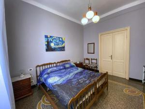 ein Schlafzimmer mit einem Bett und einem Wandgemälde in der Unterkunft La Casa dei Ricordi in Genua