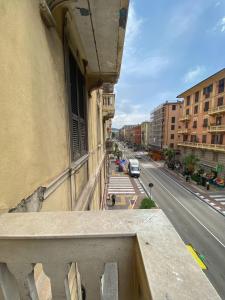 Blick auf eine Straße vom Balkon eines Gebäudes in der Unterkunft La Casa dei Ricordi in Genua