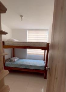 2 łóżka piętrowe w pokoju z oknem w obiekcie Mirador de La Pradera w mieście Dosquebradas