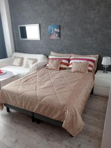 ブワディスワボボにあるwilla MARINA SUNのベッドルーム1室(大型ベッド1台、枕2つ付)