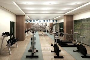 - une salle de sport avec tapis de course et machines dans l'établissement Apto Centro de Criciúma, à Criciúma