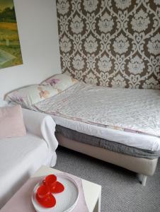 Un dormitorio con una cama con un plato con corazones rojos. en willa MARINA SUN en Władysławowo