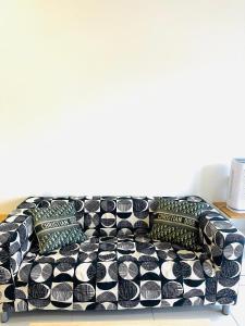 eine schwarz-weiße Couch mit Kissen drauf in der Unterkunft Traders garden c180 in Cheras