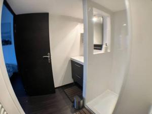 Et badeværelse på Maison tranquille dans village