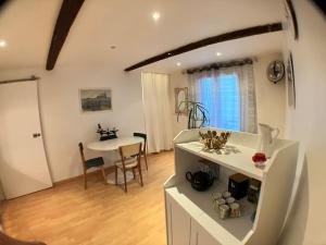 Køkken eller tekøkken på Maison tranquille dans village + 19 billeder