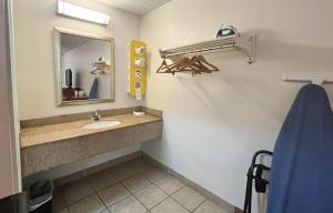 Suites Dayton OH Englewood في دايتون: حمام مع حوض ومرآة