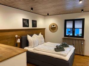 Postel nebo postele na pokoji v ubytování Cozy, modern and chic mit Bergblick