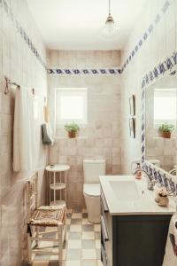 un bagno con lavandino, WC e specchio di Casa campo privada con piscina a 15 min playas Dehesa de las Yeguas a Cadice Altre 31 foto
