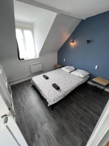 Schlafzimmer mit einem Bett und einem Fenster in der Unterkunft L'ancre Bleue in Dieppe