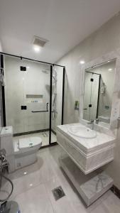W łazience znajduje się prysznic, umywalka i toaleta. w obiekcie بنزرت للشقق الفندقيه w mieście Al-Hufuf
