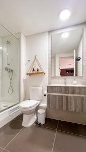 La salle de bains est pourvue de toilettes, d'une douche et d'un lavabo. dans l'établissement Exquisito Depto con Vista al Lago y Tinaja, à Puerto Varas