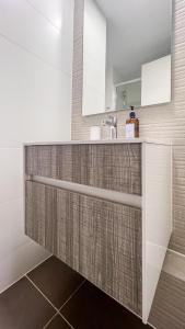 La salle de bains est pourvue d'un lavabo et d'un miroir. dans l'établissement Exquisito Depto con Vista al Lago y Tinaja, à Puerto Varas