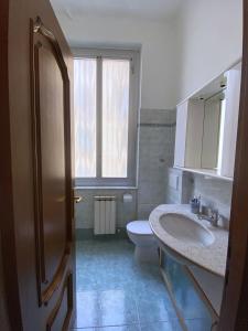 ein Bad mit einem Waschbecken, einem WC und einem Fenster in der Unterkunft La Casa dei Ricordi in Genua