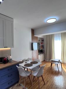 een keuken met een tafel en stoelen in een kamer bij Brand new modern apartment in Skopje in Skopje