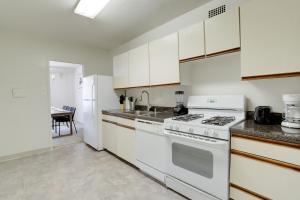 uma cozinha com armários brancos e um forno de fogão branco em Style & Comfort in a stylish condo @Crystal City em Arlington