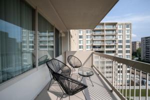 Duas cadeiras e uma mesa numa varanda em Style & Comfort in a stylish condo @Crystal City em Arlington