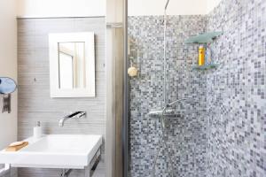 un bagno con un lavandino bianco e una doccia di B&B Brouwersvaart a Haarlem