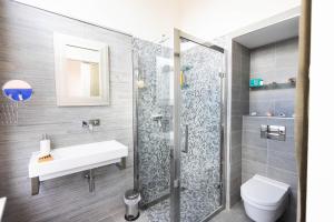 y baño con ducha, lavabo y aseo. en B&B Brouwersvaart en Haarlem