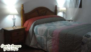 1 dormitorio con 1 cama y mesita de noche con 2 lámparas en Casa Lo Fangar - Delta de l'Ebre 1 Habitació Doble 1 llitera, en Deltebre