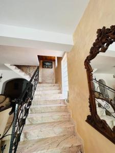 una escalera en una casa con espejo en Casa Ana, en Moneasa