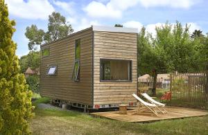 ヴェルトゥにあるLa tiny house de la Blandinièreの木製のデッキに座る小さな家 +6枚の写真
