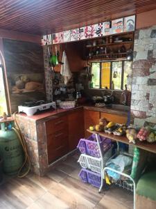 eine Küche mit einer Theke und einem Tisch mit Speisen in der Unterkunft El SOL al ALVA in Duitama