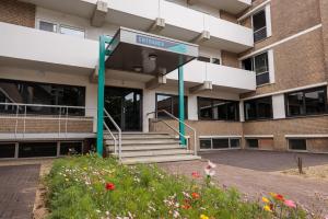 锡塔德The Tower Sportshostel的一栋前面有招牌的建筑物