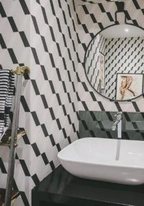 a bathroom with a sink and a mirror at Little Venice 3 bed with Private Terrace in London
