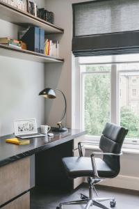 a black desk with a chair and a window at Little Venice 3 bed with Private Terrace in London
