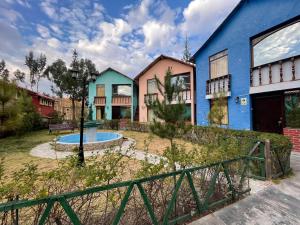 a house with a pool in the yard at Mi Pueblito Lodge in Huancayo
