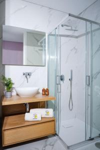 un bagno con lavandino e doccia di Design-Apartment Olhão by Sisters of Paradise a Olhão
