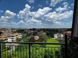 een balkon met uitzicht op de stad bij Easy Arese Apartment in Garbagnate Milanese