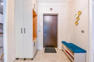 un couloir avec une porte et un banc bleu dans l'établissement My Place Dorobantilor, à Cluj-Napoca