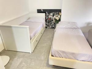 ein kleines Schlafzimmer mit zwei Betten darin in der Unterkunft Orlandi Sun casa superficie 50 mq in Sarnano