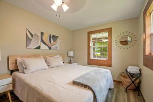 Un dormitorio con una cama grande y una ventana en Tranquil Lakefront Cottageviewsfishing, 