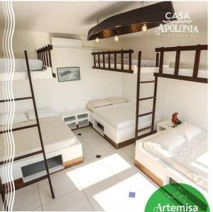 グアテマラシティにあるCasa Apoloniaの二段ベッド3組が備わる部屋
