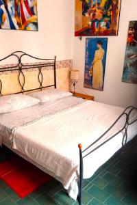 1 cama en un dormitorio con pinturas en la pared en Cozy!! Verona, en Verona