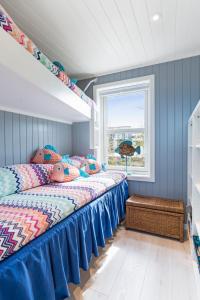 een slaapkamer met 2 bedden en een raam bij Atlantic Panorama in Vevang