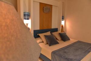 1 dormitorio con 1 cama con almohadas negras en Hotel Garden Riviera, en Santa Maria di Castellabate